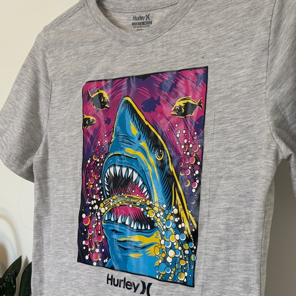 Hurley Gray Tee with Vibrant Shark Design - Picture 2 of 4